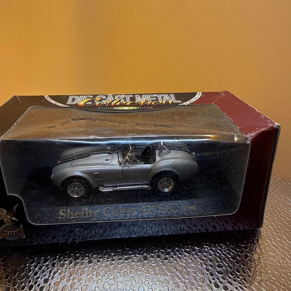 Shelby Cobra 427 S/C 1965 Silver Diecast Model Car 1:43 Scale Collector Edition